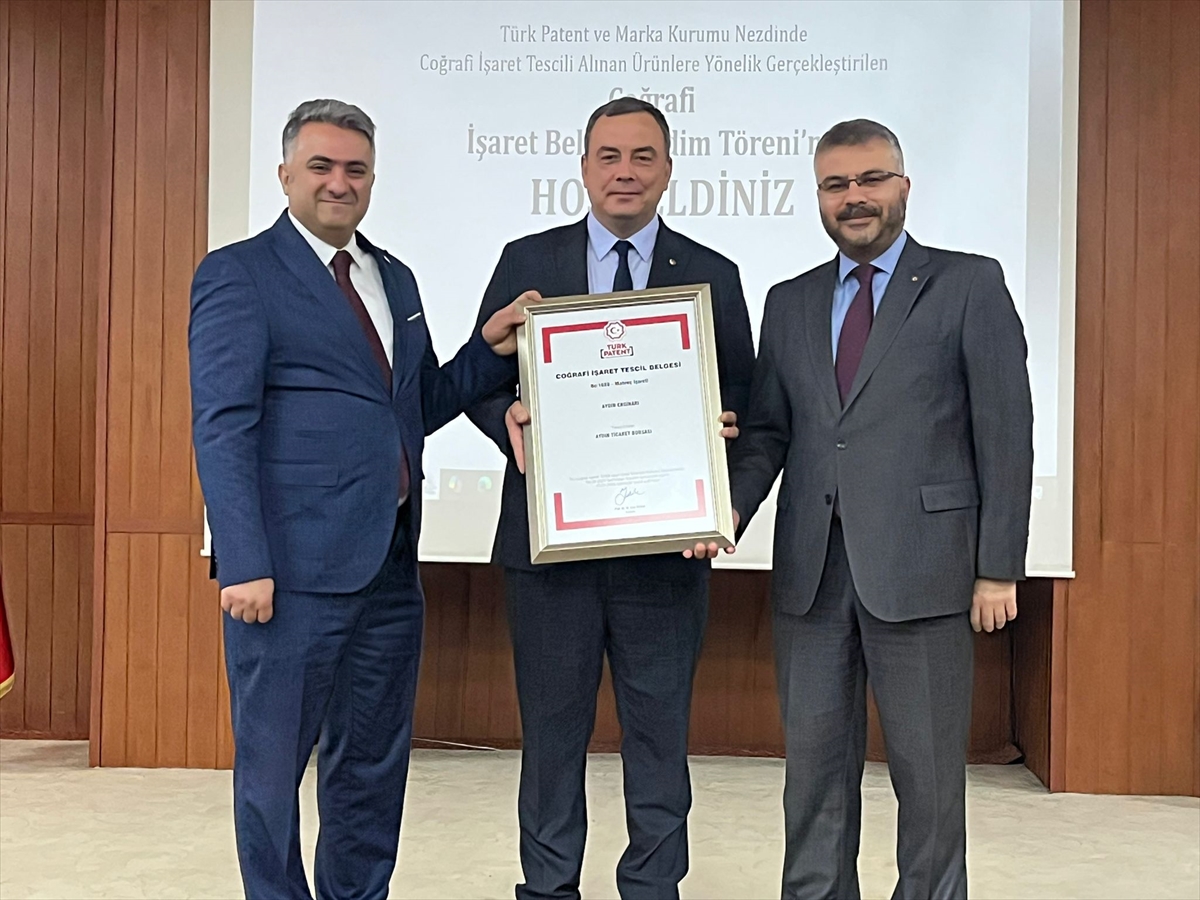 Türk Patent ve Marka Kurumu Başkanı Prof. Dr. Muhammed Zeki Durak, coğrafi işaret belgelerini, Başkan Fevzi Çondur'a takdim etti.