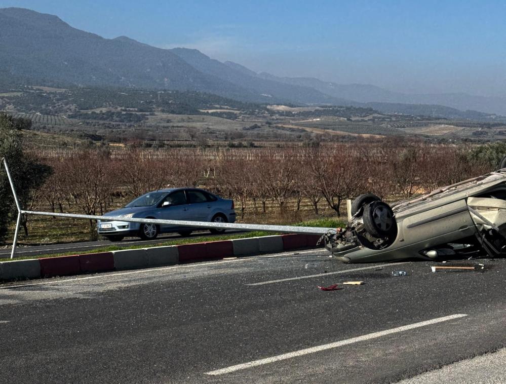 Aydınlatma Direğine Çarpıp Takla Atan Otomobil Hurdaya Döndü; 2 Yaralı Var