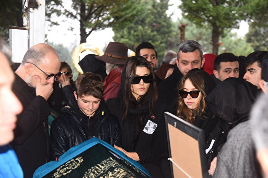 "Güzel gidiyor, her şey yolunda. İnşallah bir aksilik olmaz. İyileşme sürecine geçtik." demişti. Ayrıca Erçel, annesine kök hücre naklinde donör olacağını da duyurmuştu.