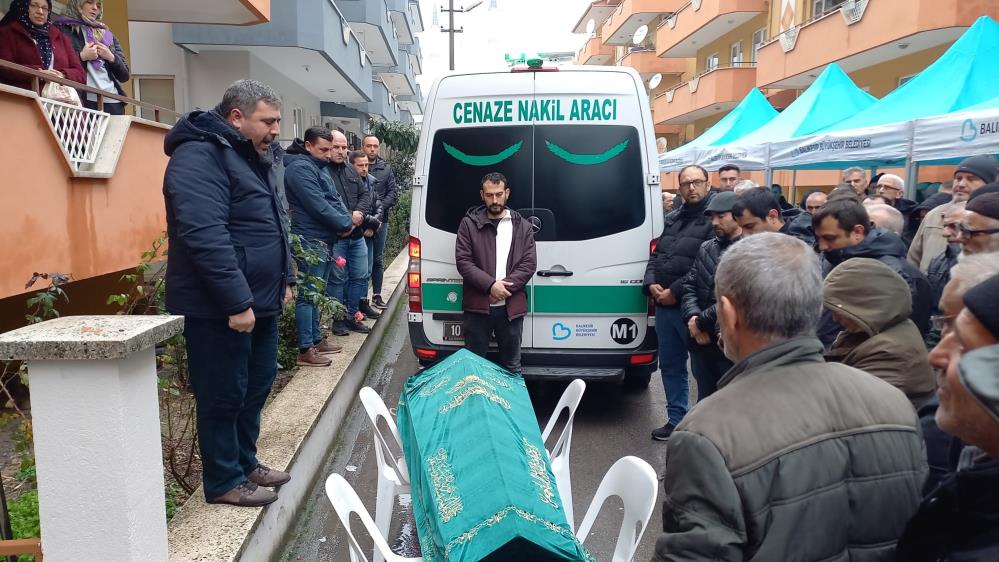 Balıkesir-Dursunbey seferini yapan Cemal Demir yönetimindeki 10 VZ 975 plakalı yolcu midibüsü, Enes Kabakoğlu’nun kullandığı 10 F 4728 plakalı otomobile çarpmıştı.