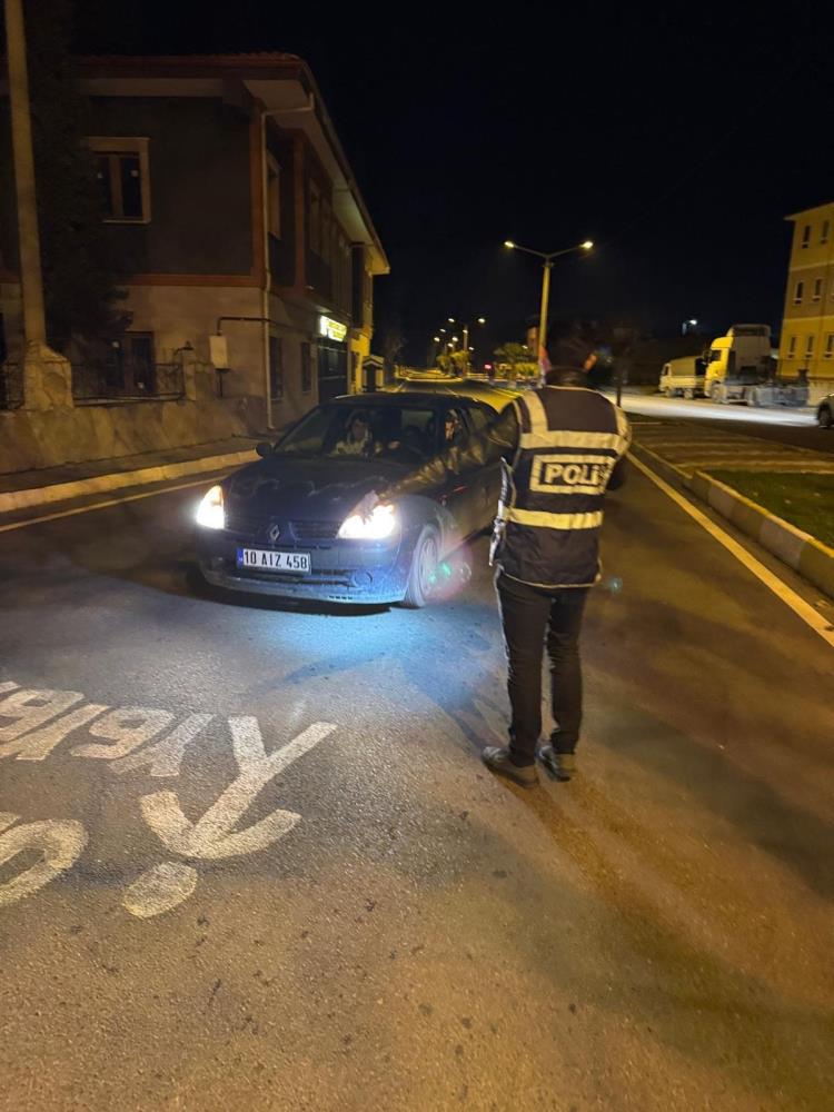 Çeşitli suçlardan aranan 11 şahıs yakalandı. Sorgulamalar sonucunda yakalanan şahıslardan bazıları, aşağıdaki suçlarla ilişkilendirildi: