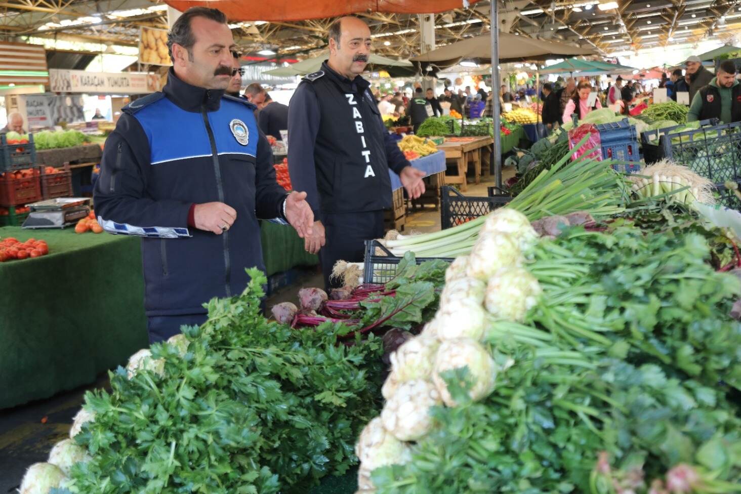 Bayraklı pazar yeri