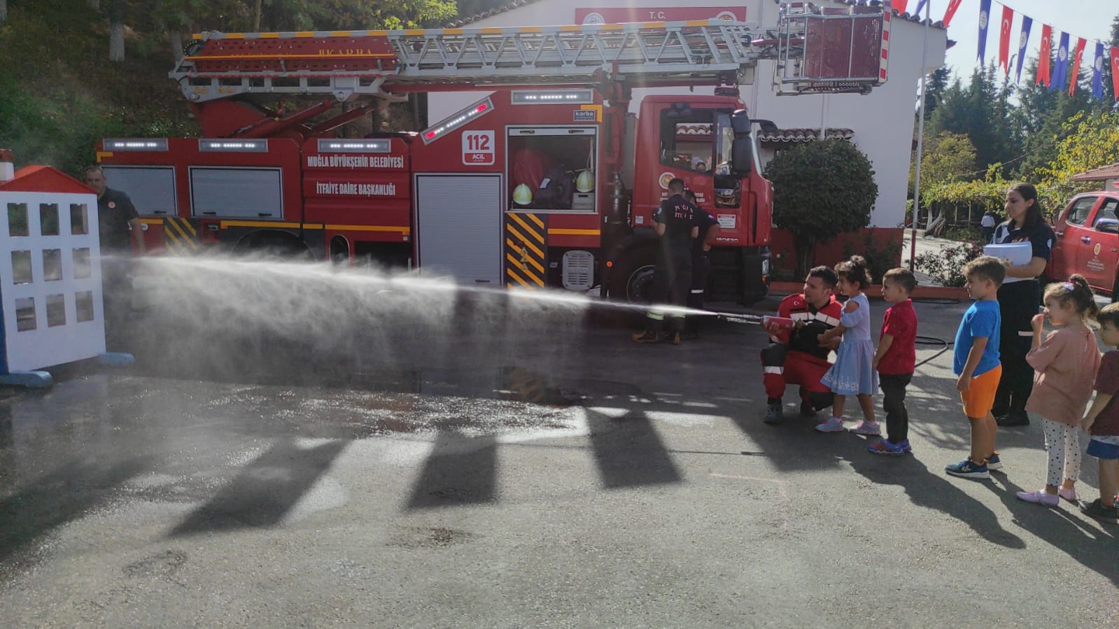 Büyükşehir Belediyesi İtfaiye ekipleri