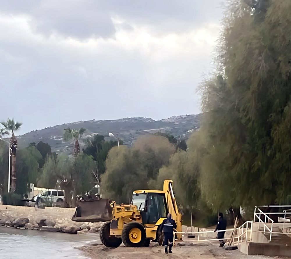 Ekipler ve iş makinelerinin yardımıyla kıyılar temizleniyor.