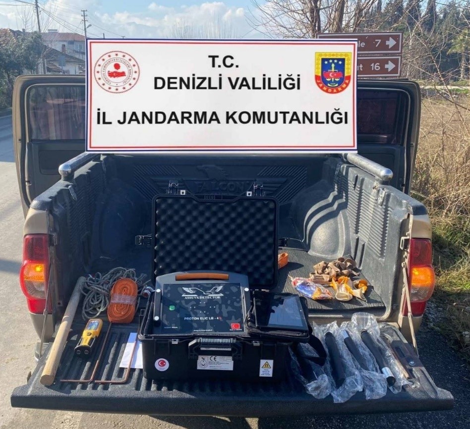 Denizli'de de kaçak kazı yapan şahıslar yakalandı.