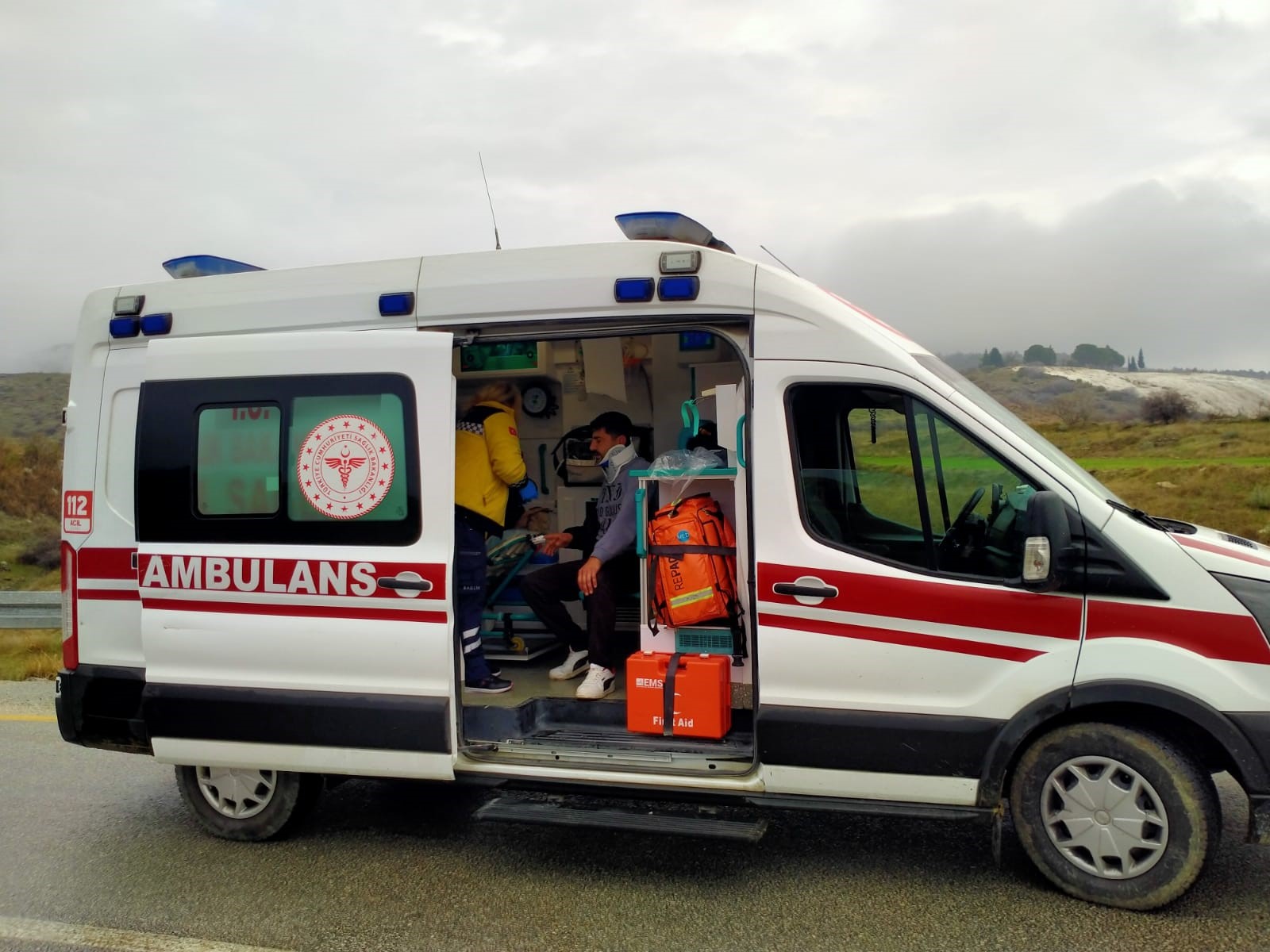 Yaralılar ambulanslarla hastaneye kaldırıldı.