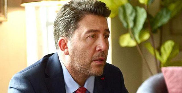 Sanat hayatına tiyatro sahnesinde başlayan Kınay, 2005 yılında kurduğu Duru Tiyatro ile sektöre önemli katkılarda bulunmuştur.