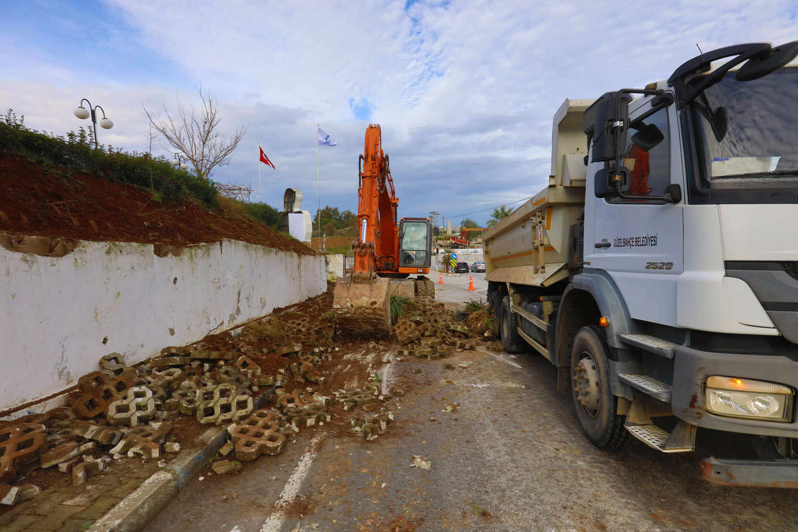 güzelbahçe yol çalışması