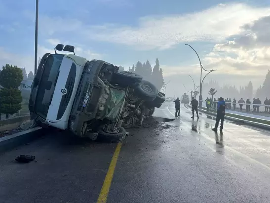 Yoldaki Çökme Nedeniyle Kamyon Devrildi