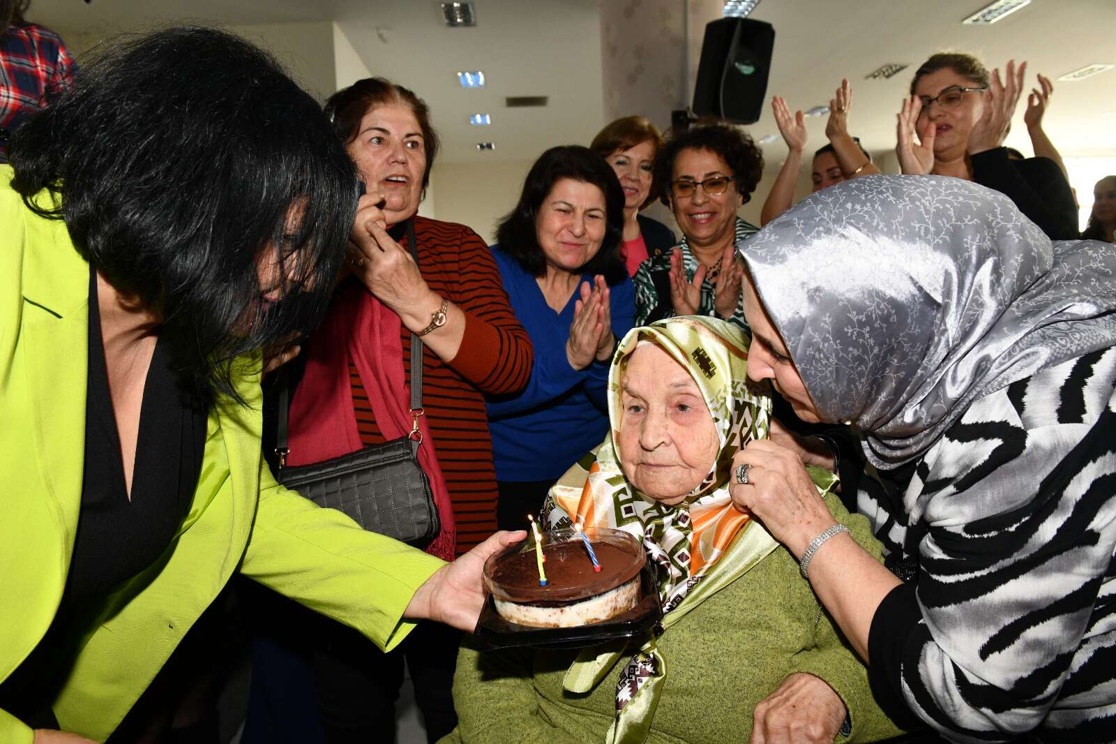 103. yaşındaki Hüsniye Teyze’ye sürpriz doğum günü