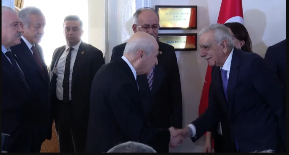 Devlet Bahçeli heyeti kapıda karşıladı.