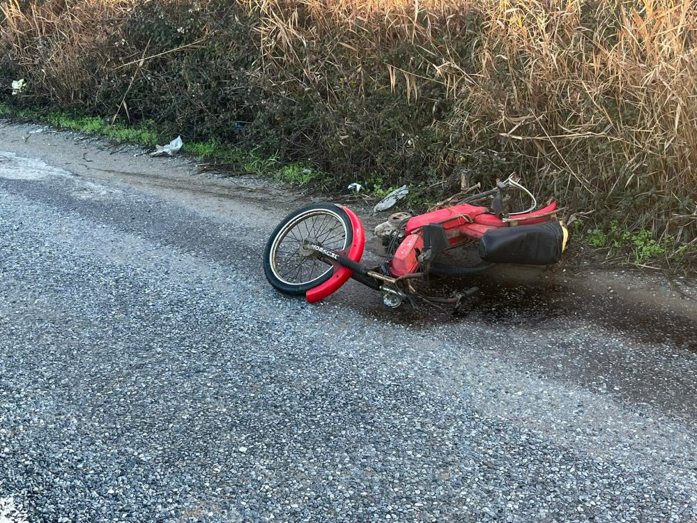 Motosiklet çarpışmanın etkisiyle karşı şeride savruldu. 