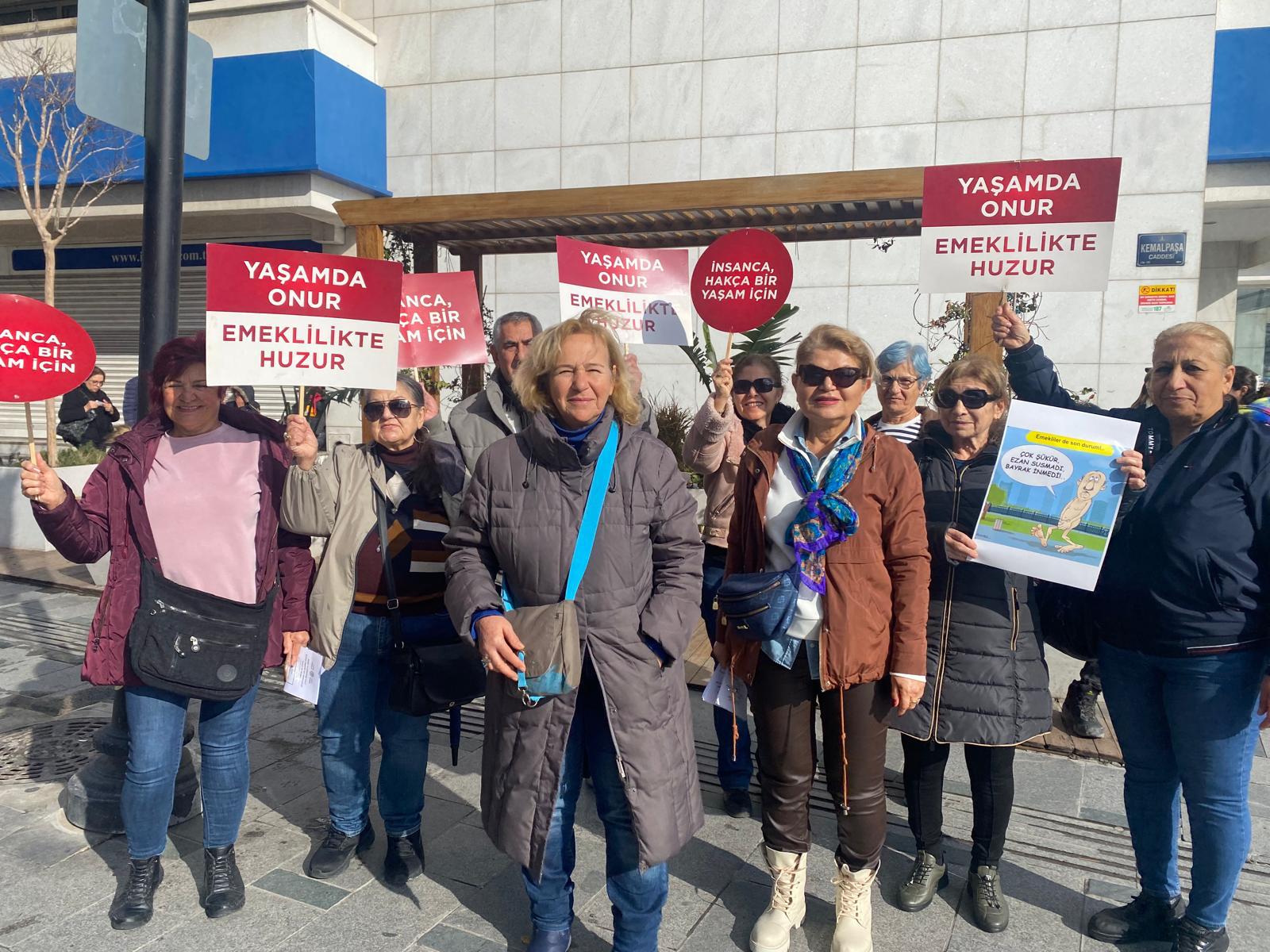 İzmi̇rli̇ Emekli̇ Kadinlardan El İlanli Protesto1