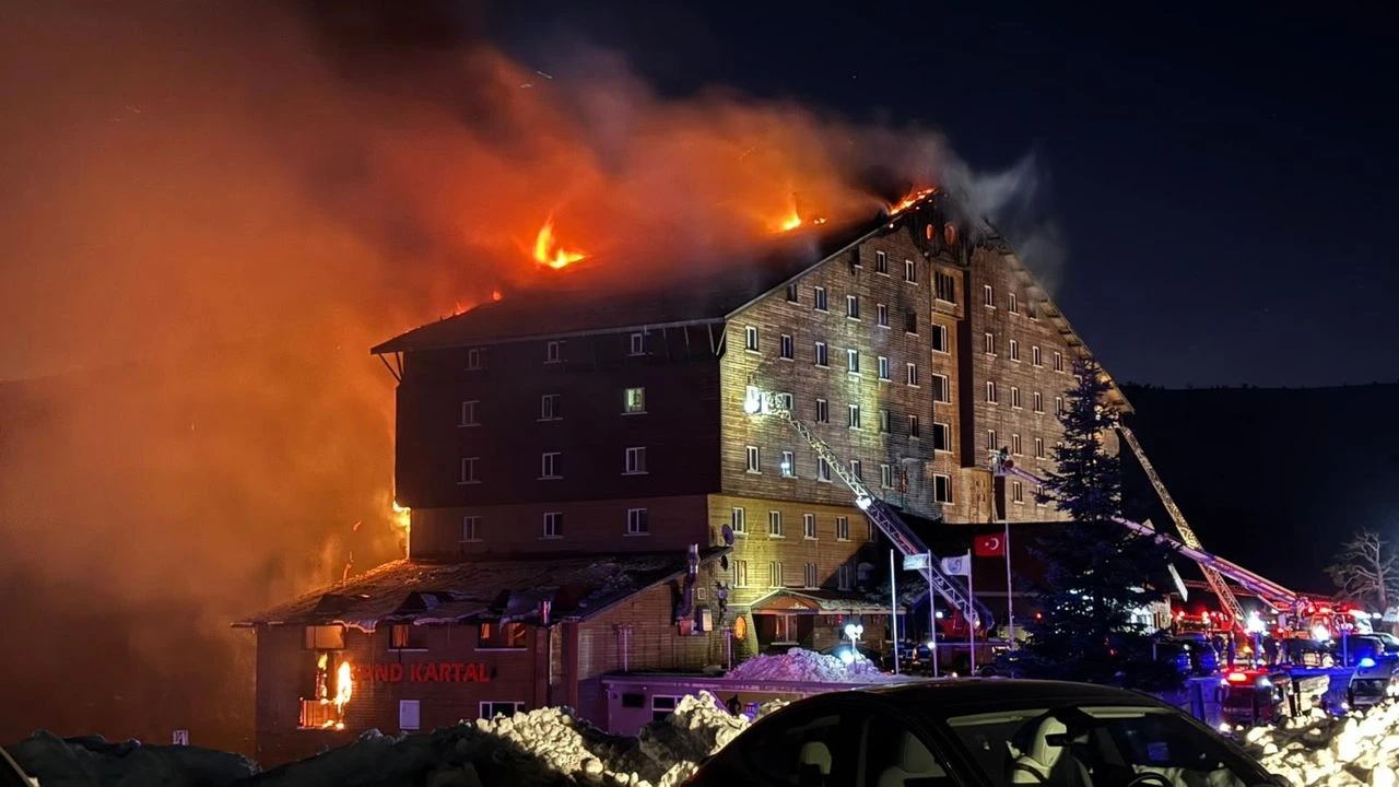 Yangın sonucu 76 kişi hayatını kaybederken, 51 kişi ise yaralanarak çeşitli hastanelere sevk edildi. İhbarın ardından, 40 dakika içinde olay yerine ulaşan itfaiye ekipleri,