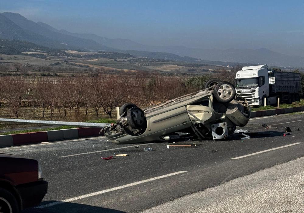 Kaza Nedeniyle Refüjdeki Aydınlatma Direği Devrildi