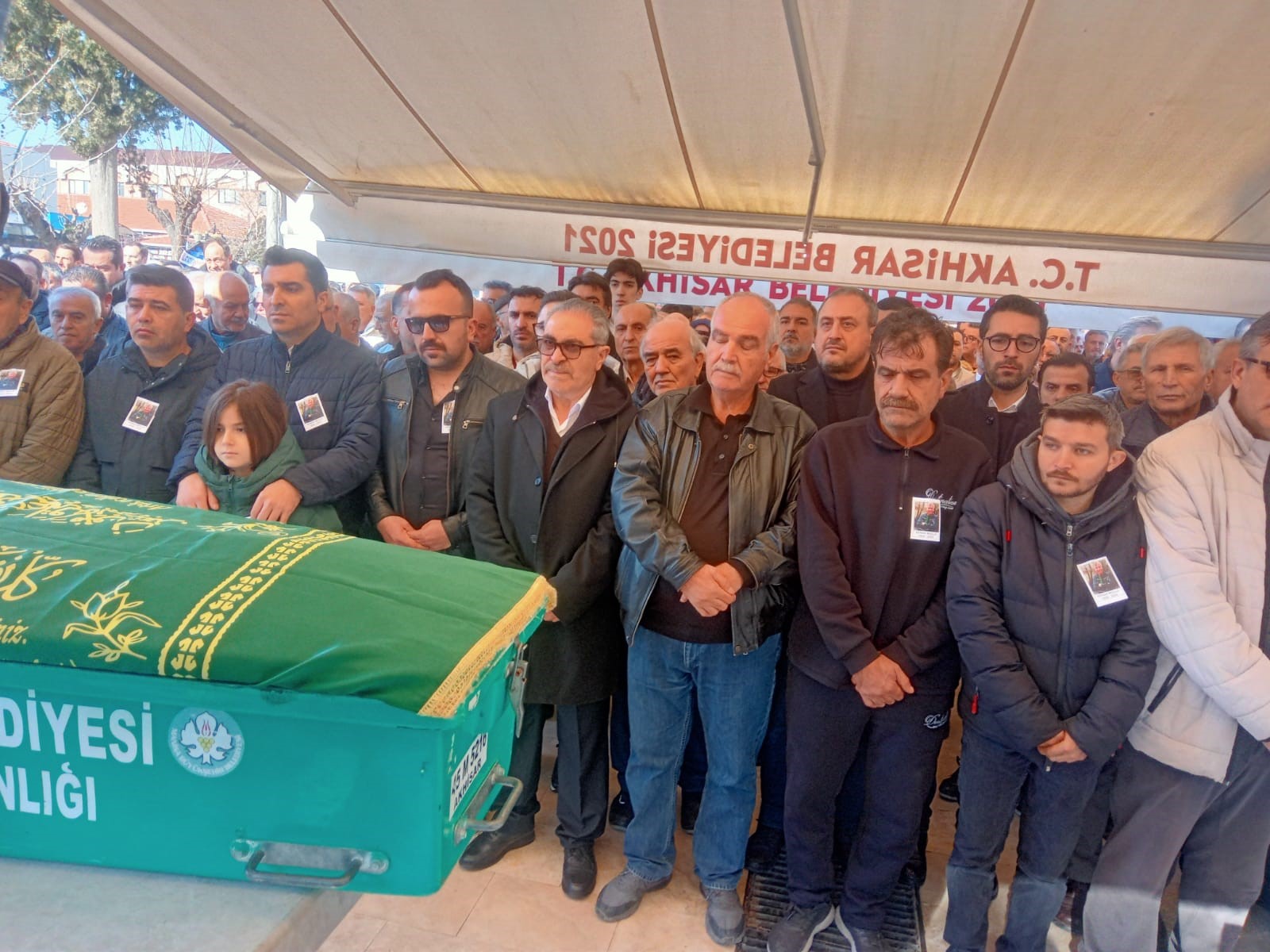 Akhisar Yeni Gülruh Camii’nde düzenlenen cenaze töreninin ardından usta gazeteci Kenan Molla dualarla toprağa verildi.