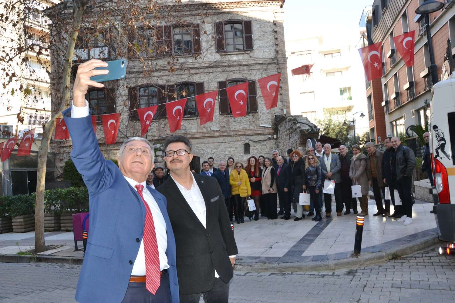 Eryiğit ve Ergenç birbirine yakışmış. Onların çekişmeleri, çekişirken aşkı bulacaklar mı diye merak edişiniz.