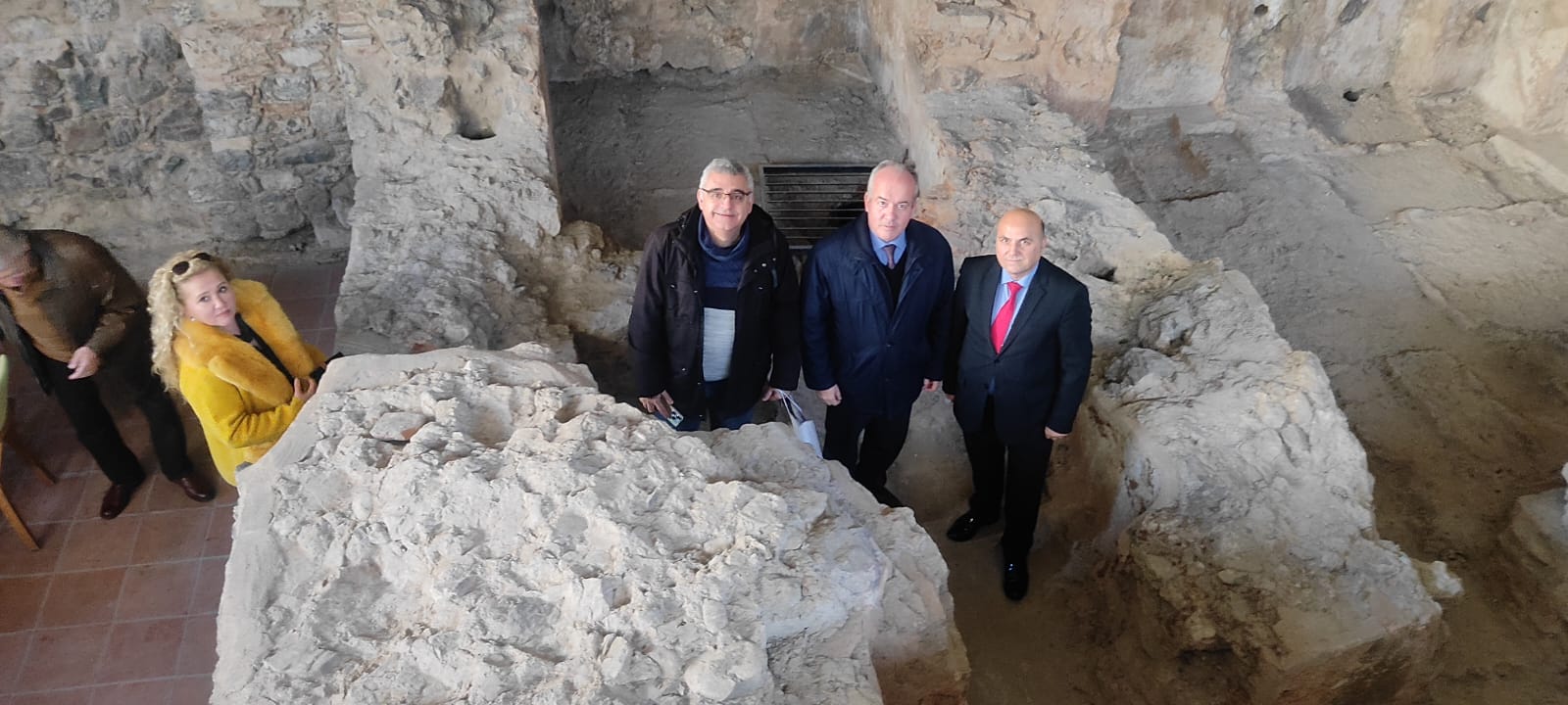 Mehmet abim konuyu değiştirmek için İbrahim Abinin Tariş’e giriş macerasını soruyor. 