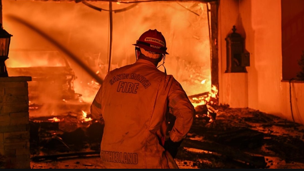 Los Angles tarihinin en büyük yangınlarından birini yaşıyor.