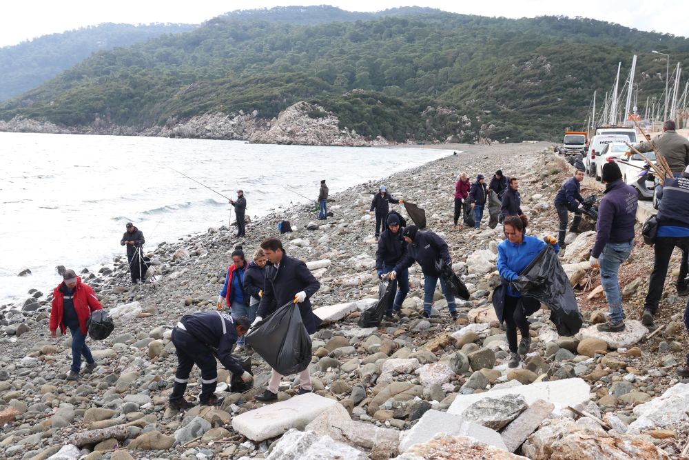 Tertemiz bir Marmaris için ekipler ve vatandaşlar çalışmalarını sürdürüyor.