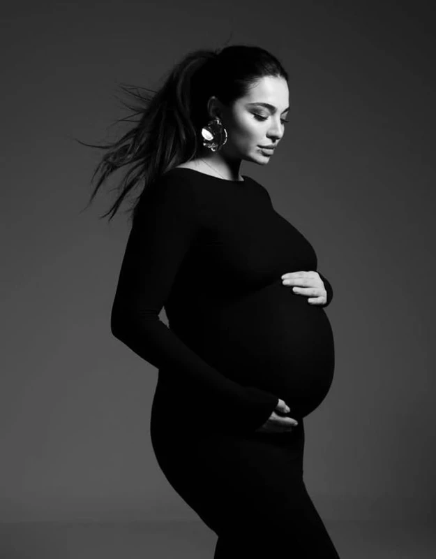 Binlerce beğeni ve yorum alan fotoğraflar, çiftin takipçileri tarafından beğeni yağmuruna tutuldu.