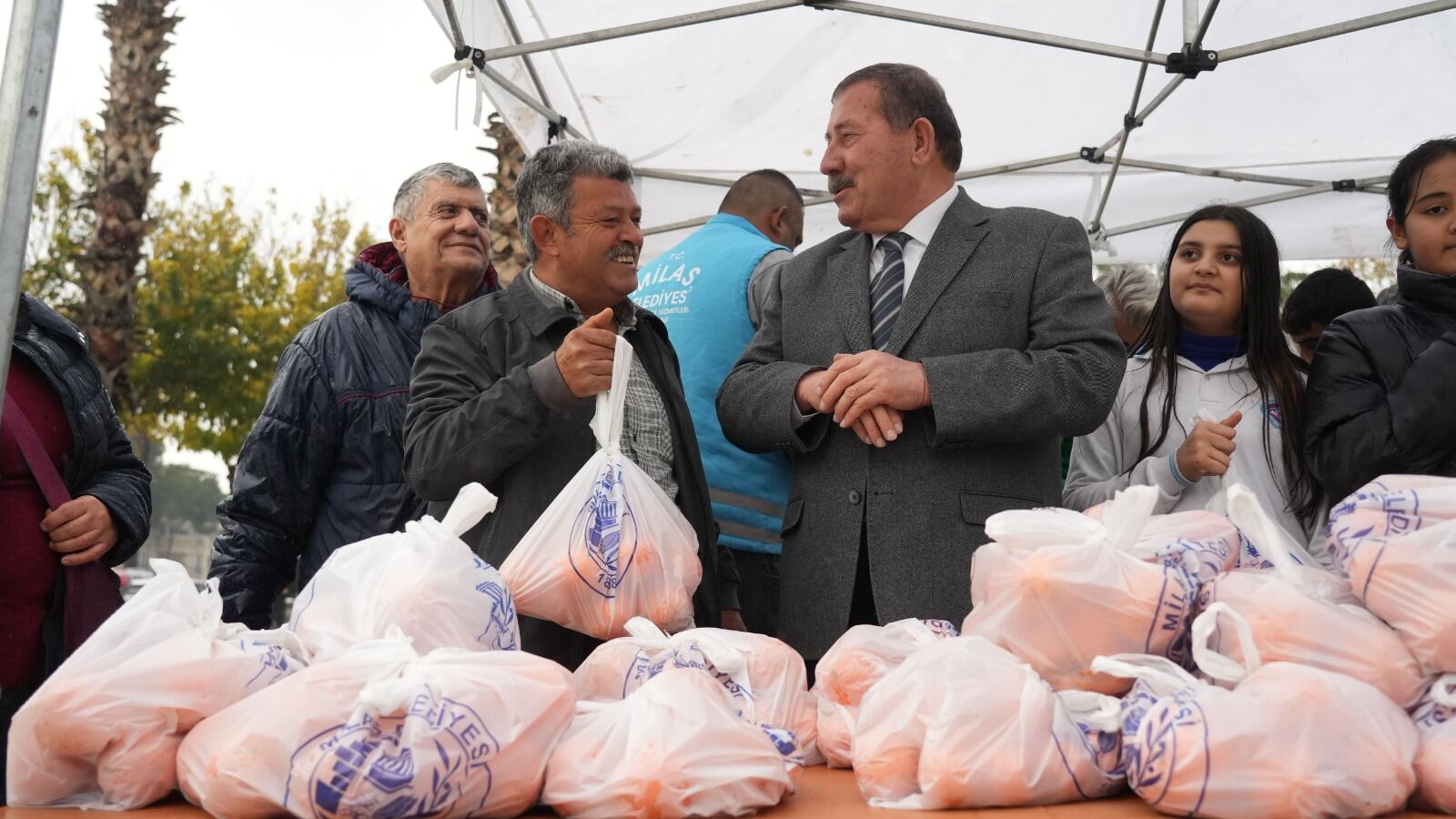 Başkandan portakal dağıtımı