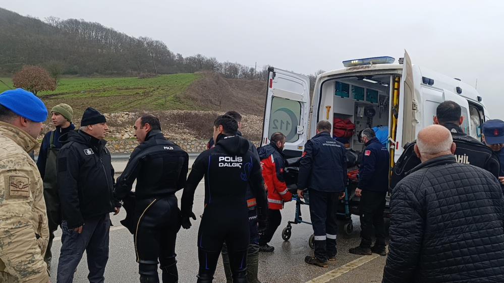 Yaralı sürücü hastaneye kaldırıldı