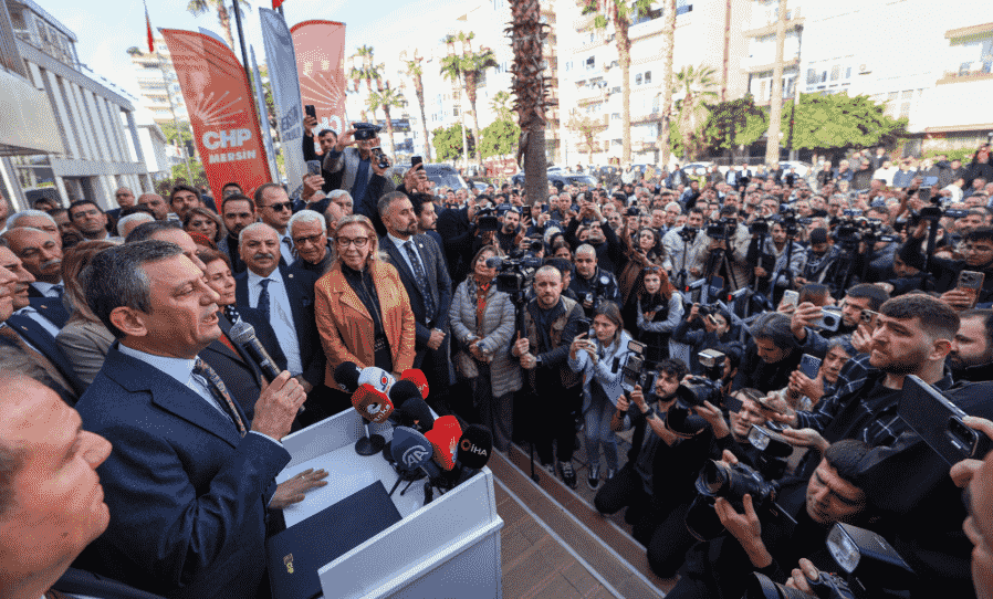 Özgür Özel Mersin'de halka seslendi.