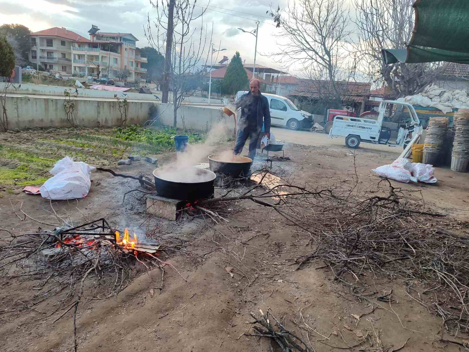 Piyasada şuan pekmezin litresi 300-400 liradan satılıyor