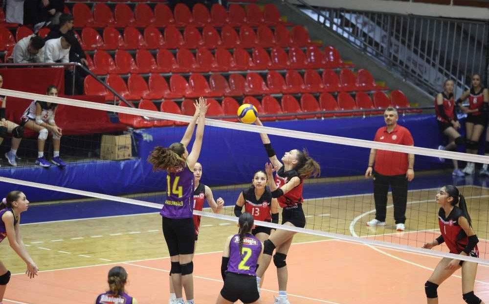 Şehzadeler küçük kızlar voleybol takımı