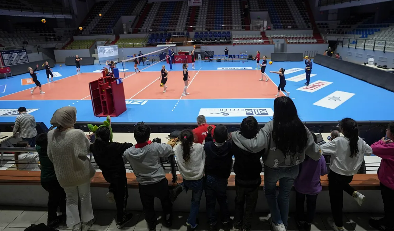 Soğan Torbalarından Voleybol Filesi Yapmışlardı (1)