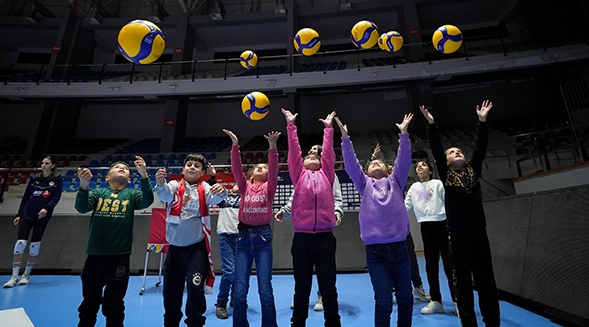 Soğan Torbalarından Voleybol Filesi Yapmışlardı (3)