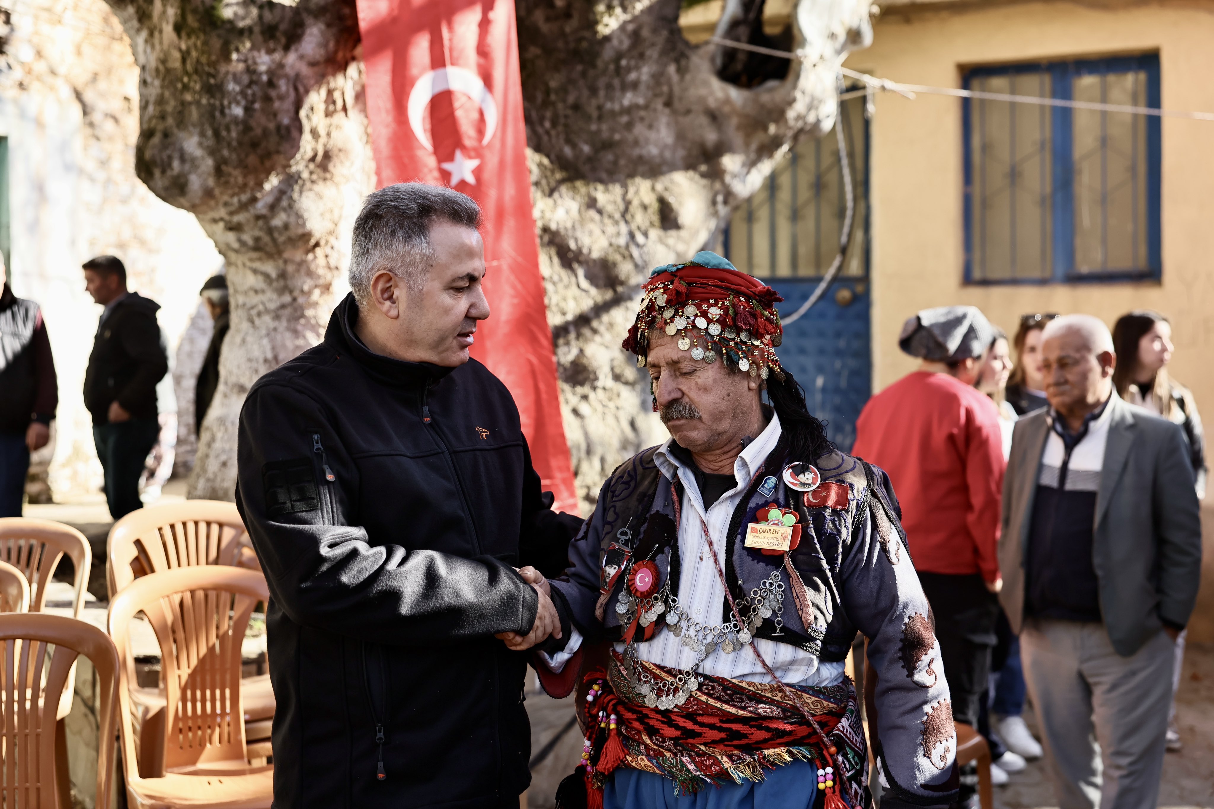 Vali Elban 14 Aralık’ta gerçekleştirdiği yürüyüşte Sarıyurt Köyü’nde vatandaşla bir araya geldi. 