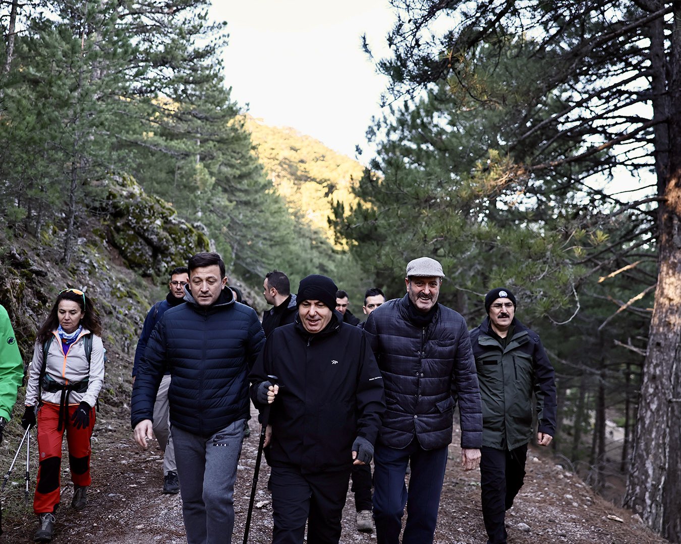 Vali Elban’a yürüyüşünde AK Parti Genel Başkan Yardımcısı Hamza Dağ, Milliyetçi Hareket Partisi İzmir Milletvekili Tamer Osmanağaoğlu ve AK Parti İzmir İl Başkanı Bilal Saygılı da eşlik etti. 