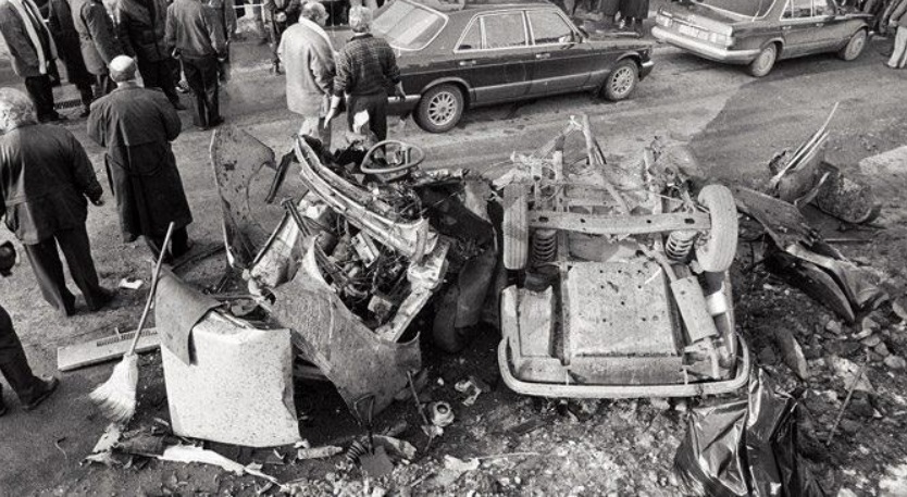 Uğur Mumcu, 24 Ocak 1993'te Ankara’da aracına yerleştirilen bombanın patlaması sonucu hayatını kaybetti.