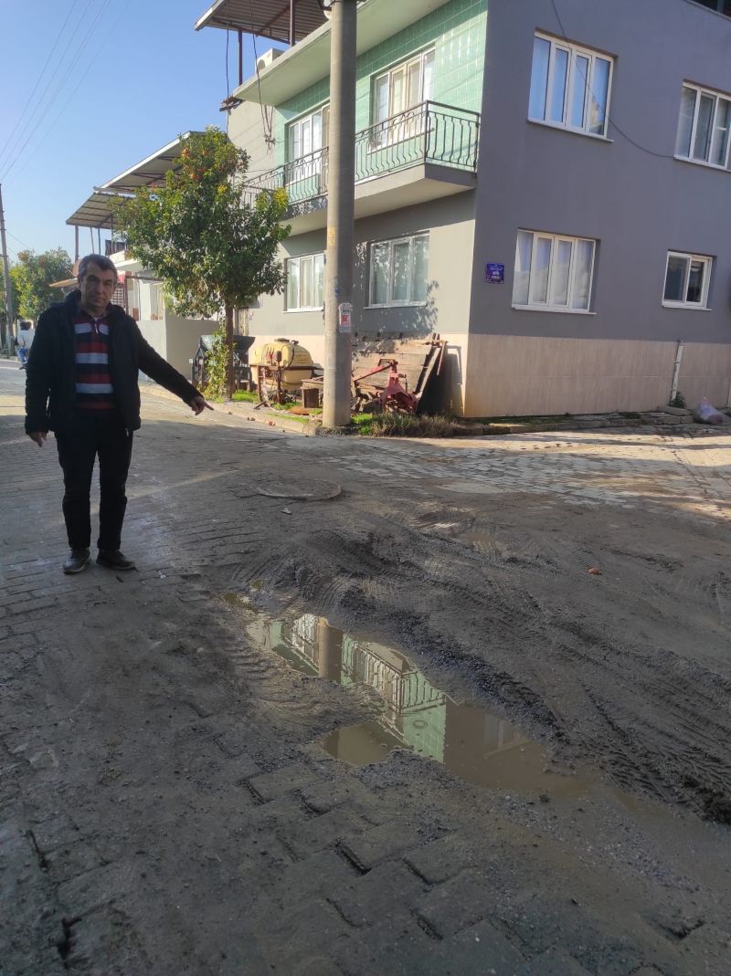 Mahalleli Yalçın Can, yolların bozuk halinden şikayetçi olduklarını belirtti.