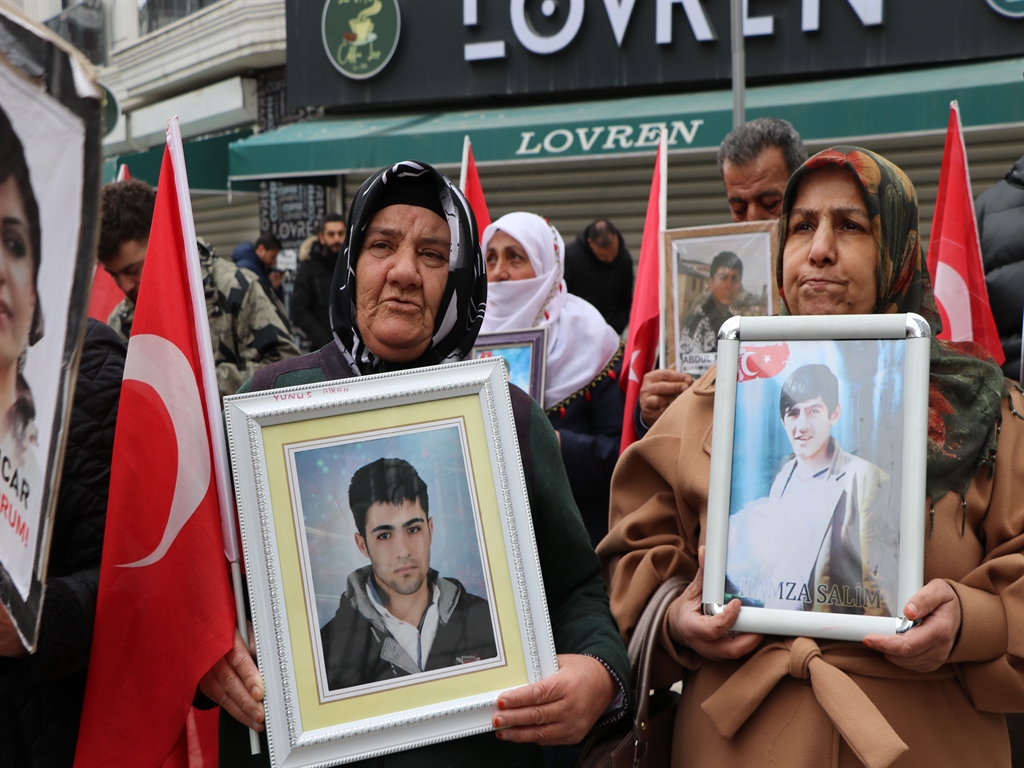 Aileler 95 haftadır DEM Parti binası önünde toplanıyor.