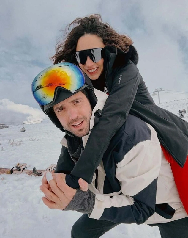 Zeynep Bastık, sevgilisiyle çektirdiği snowboard pozlarından birine, "Snowboard sevdalısıymışım izlenimi verdim" notunu ekleyerek tatilin eğlenceli anlarını takipçileriyle paylaştı.