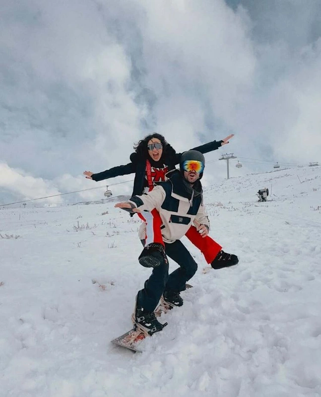 Bastık'ın paylaşımına sevgilisi Serkay Tütüncü'den de bir yorum geldi. Tütüncü, "Tipini yerim" diye yorum yaptı. 