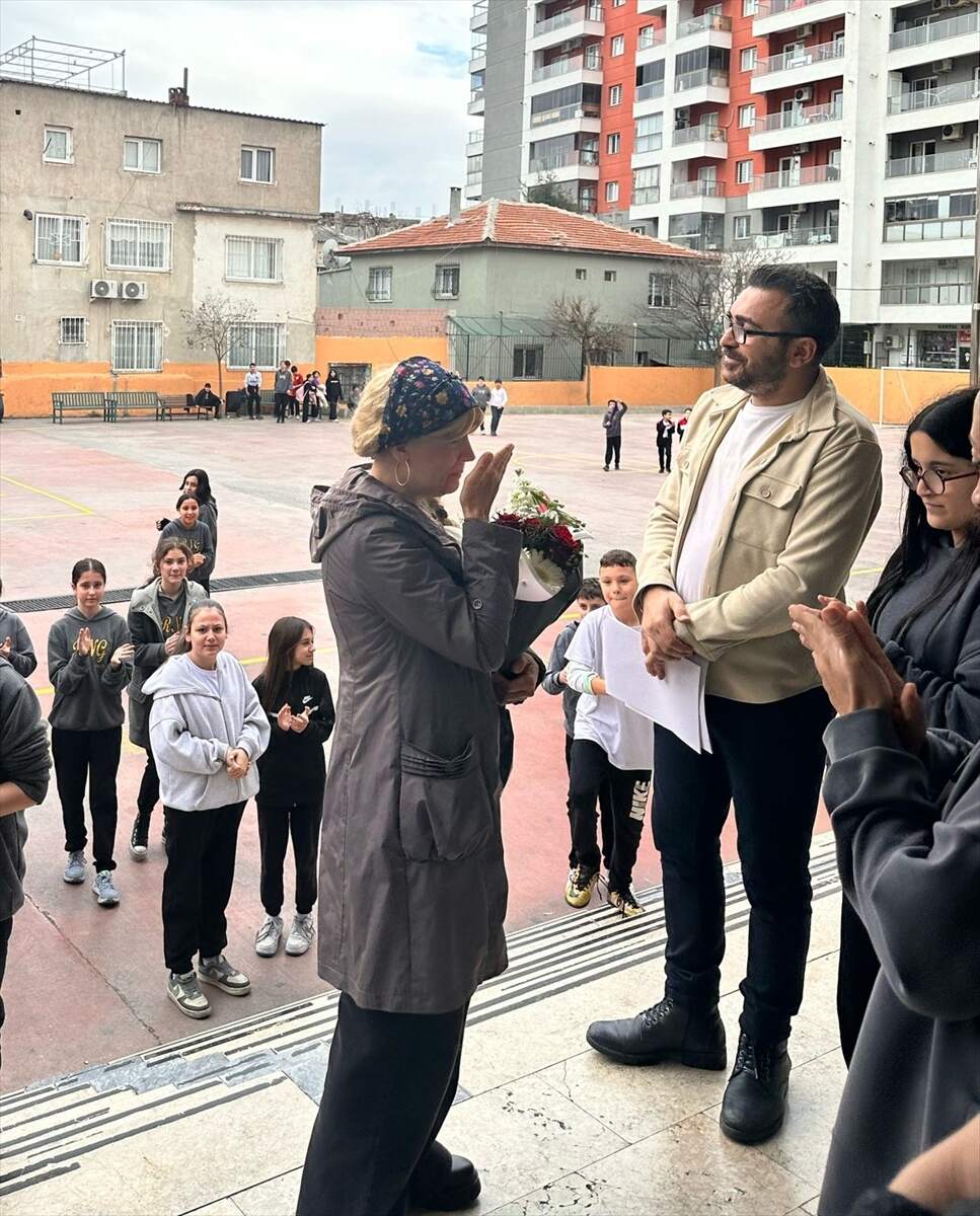 İzmir'de hastalığı nedeniyle emekli olan öğretmene duygusal uğurlama
