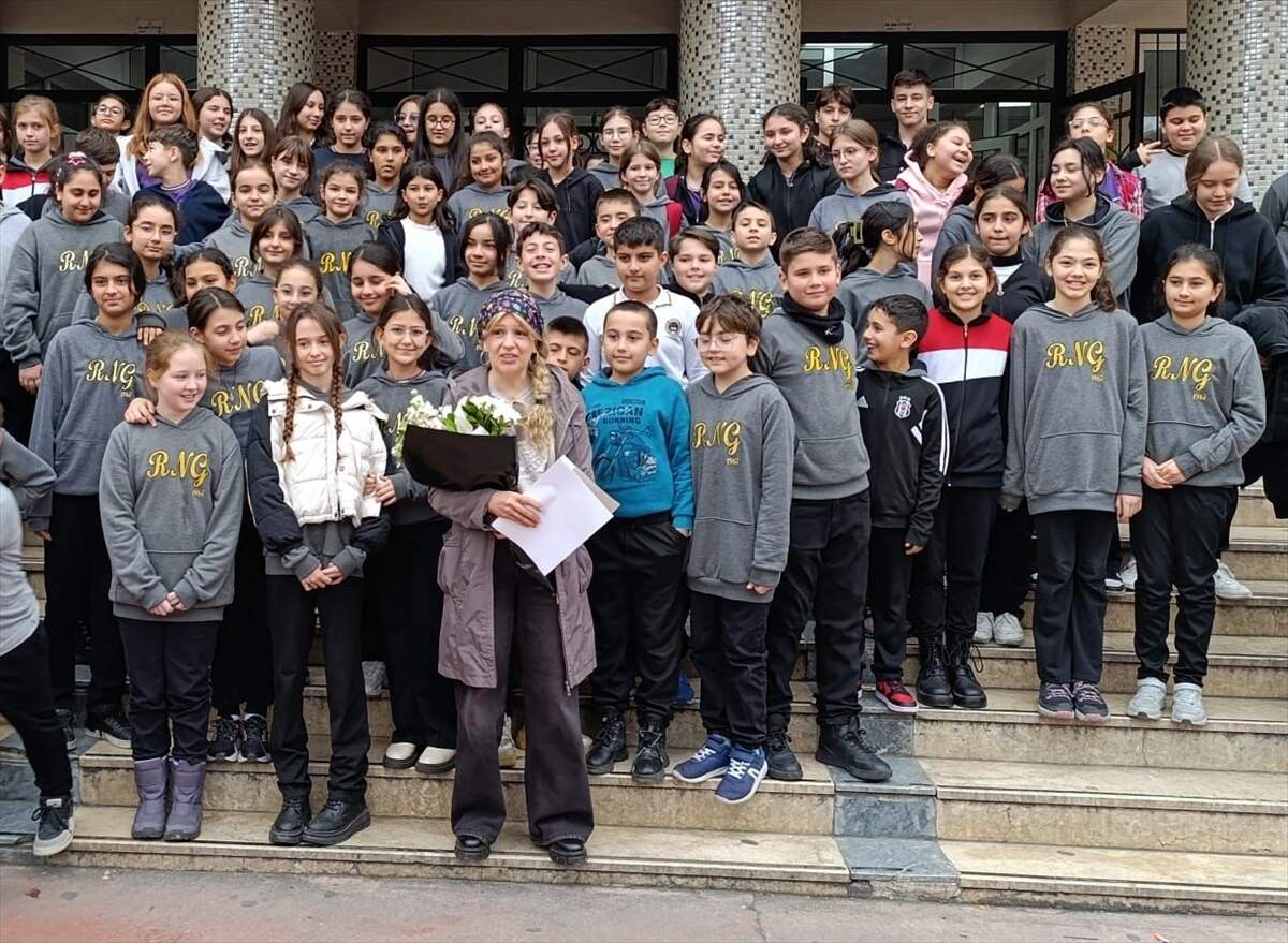 İzmir'de hastalığı nedeniyle emekli olan öğretmene duygusal uğurlama-1