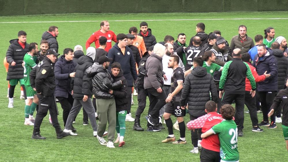 Hakemle futbolcular arasında tartışma yaşandı