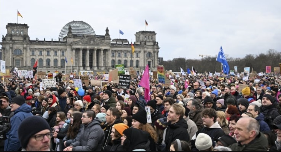 Berlin'de 200 bin, Saarbrücken'de 15 bin, Kiel'de ise 14 bin kişi toplandı.