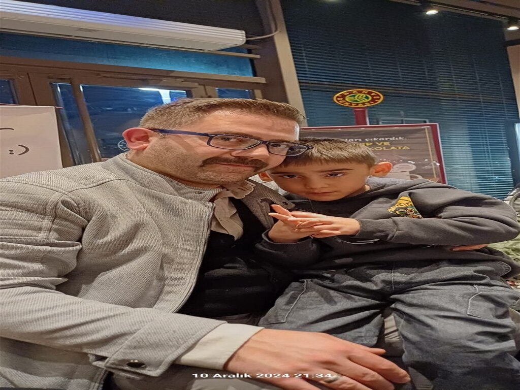 Anneleri Tarafından Bilekleri Ke (1)