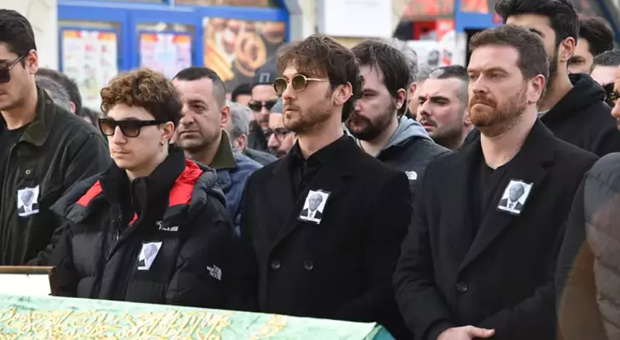 Aras Bulut İynemli'yi dostları yalnız bırakmadı