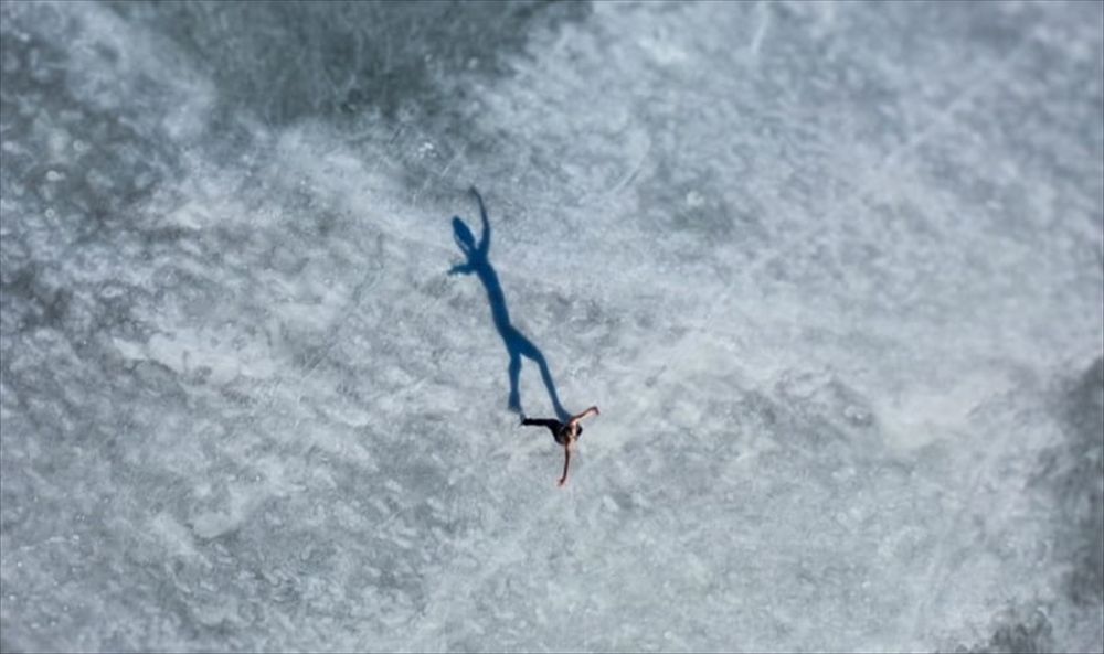 Çıldır Gölündeki buz pateni gösterisi büyük beğeni topladı.