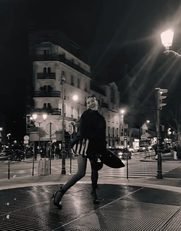 Kusursuz fiziği ve zarif tarzı ile dikkatleri üzerine çeken Pusat, paylaşımında "Ben biraz gezdim. Sürpriz sonlu" notunu ekledi.