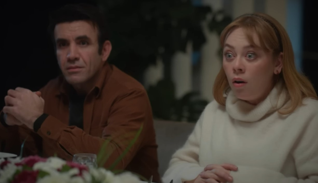 Bu ani ve beklenmedik hareket senaryo gereği masada bulunan diğer karakterler de dahil olmak üzere, sahnedeki herkesi şaşkına çevirdi.