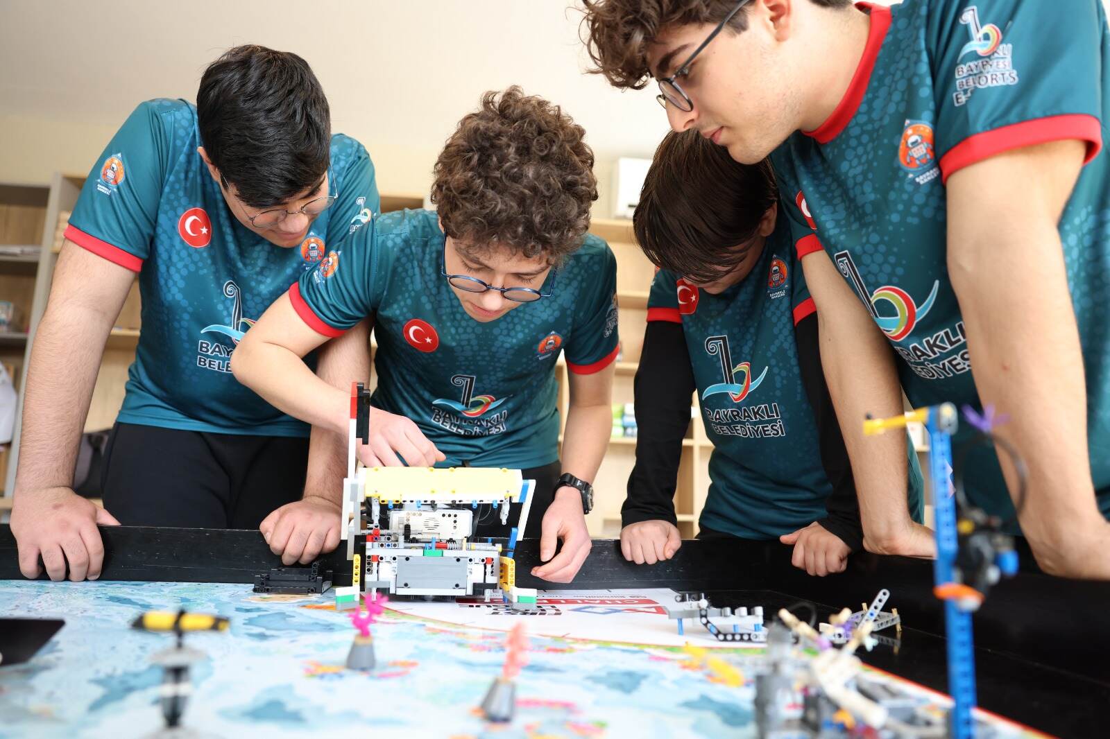 Bayraklı robotik kodlama takımı