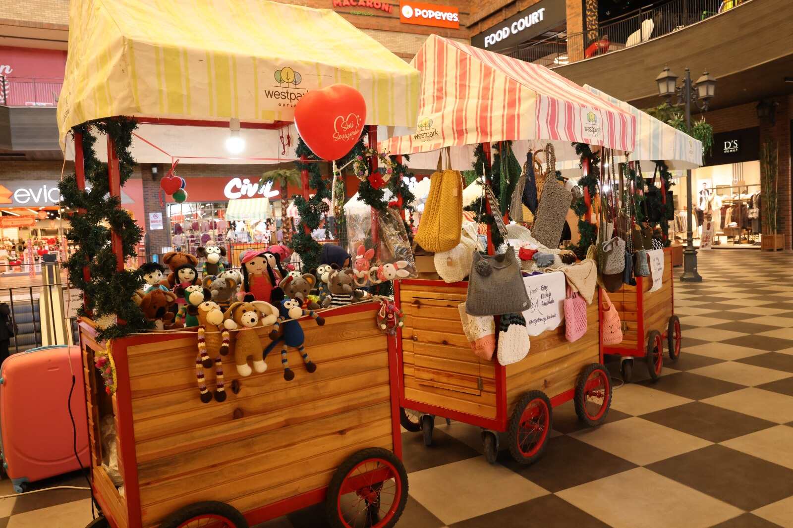 Bayraklı sevgililer günü sergisi